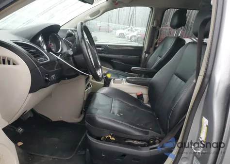 2015 Chrysler Town & Country Touring z USA, uszkodzony, nr VIN 2C4RC1BG4FR529013